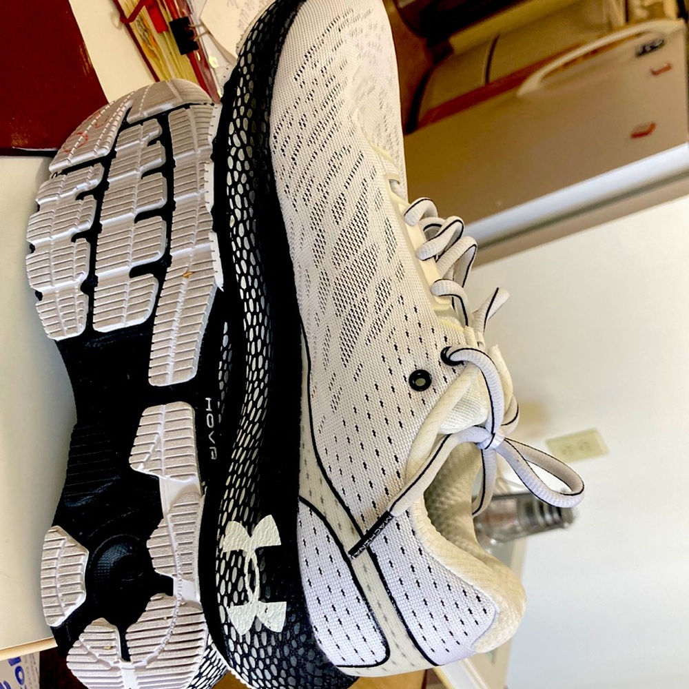 Perfect condition under armor snickers 9,5